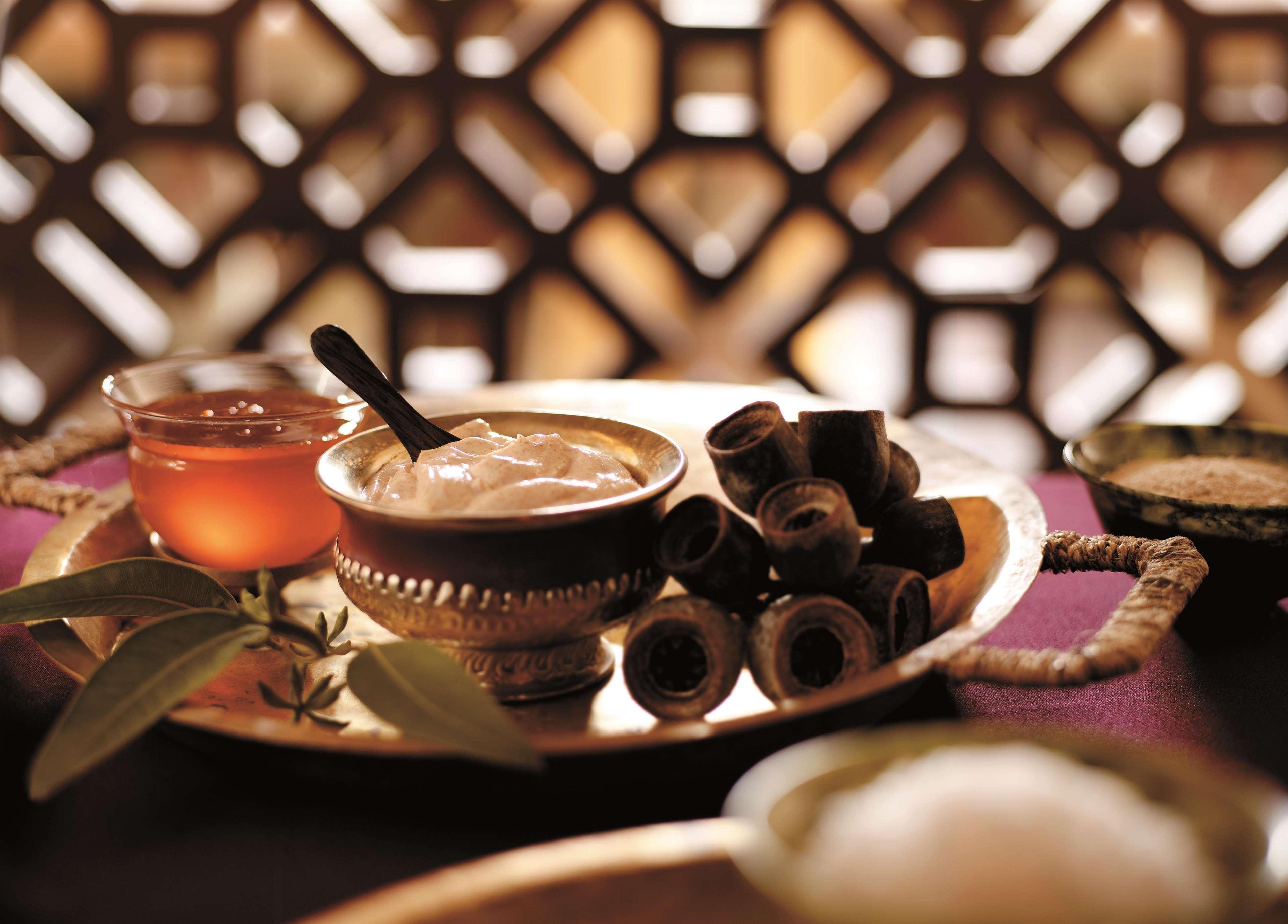 Shangri-La Сидни Екстериор снимка A traditional Thai spa treatment