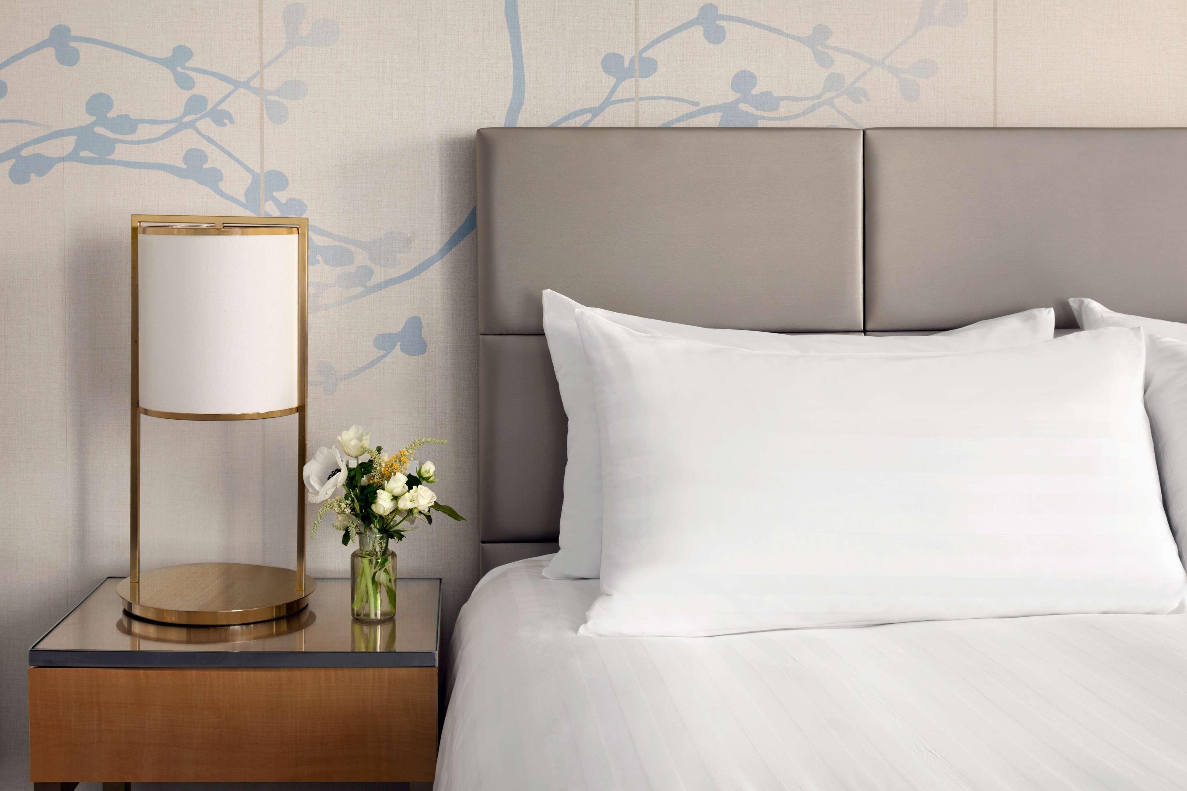 Shangri-La Сидни Екстериор снимка A guest room at the Mandarin Oriental, Hong Kong