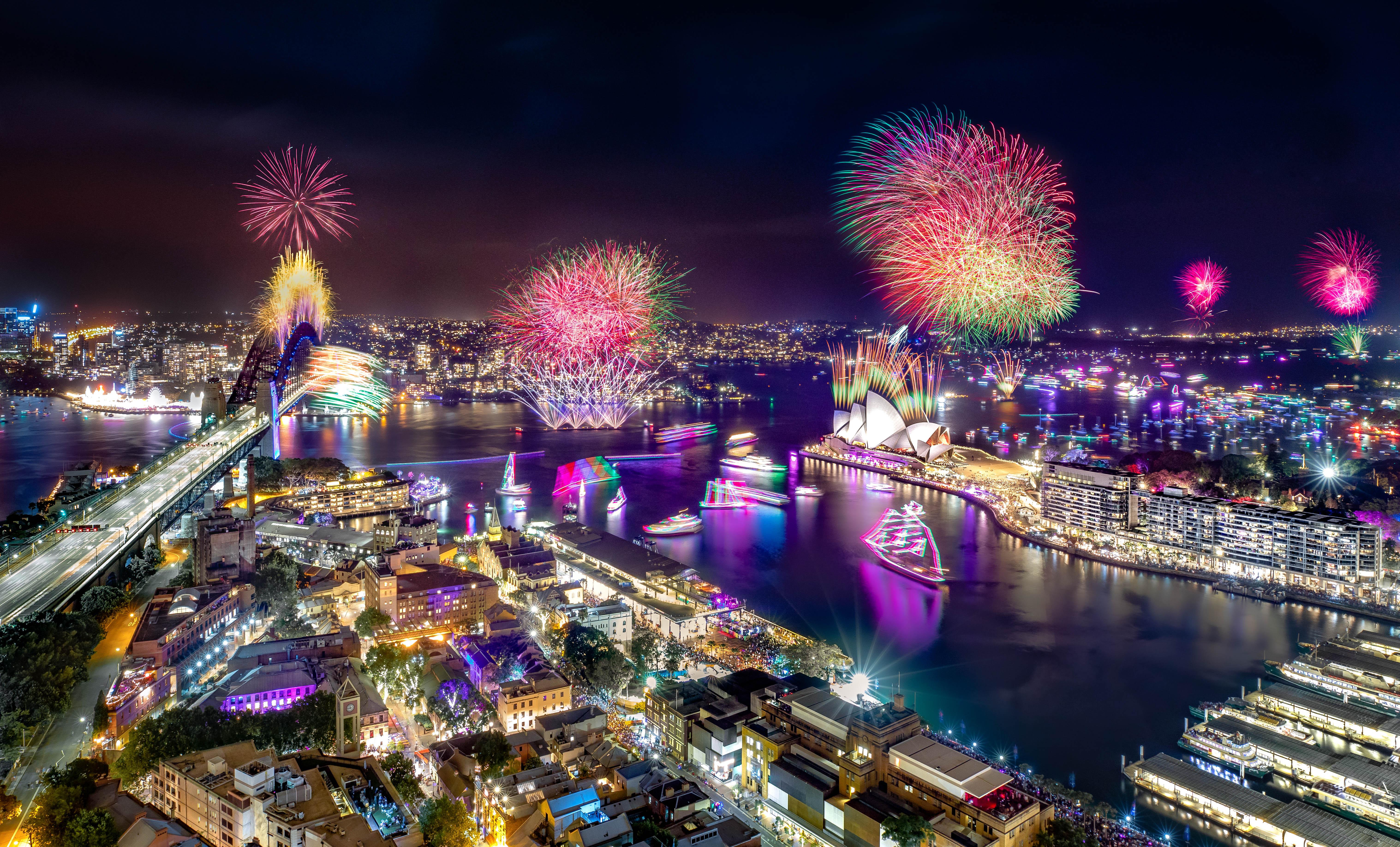 Shangri-La Сидни Екстериор снимка Sydney Harbour Bridge and Opera House at night