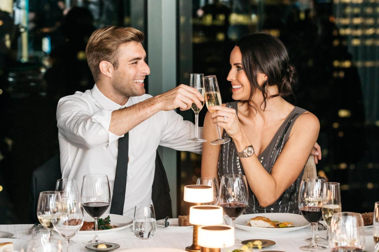 Shangri-La Сидни Екстериор снимка A couple dining together