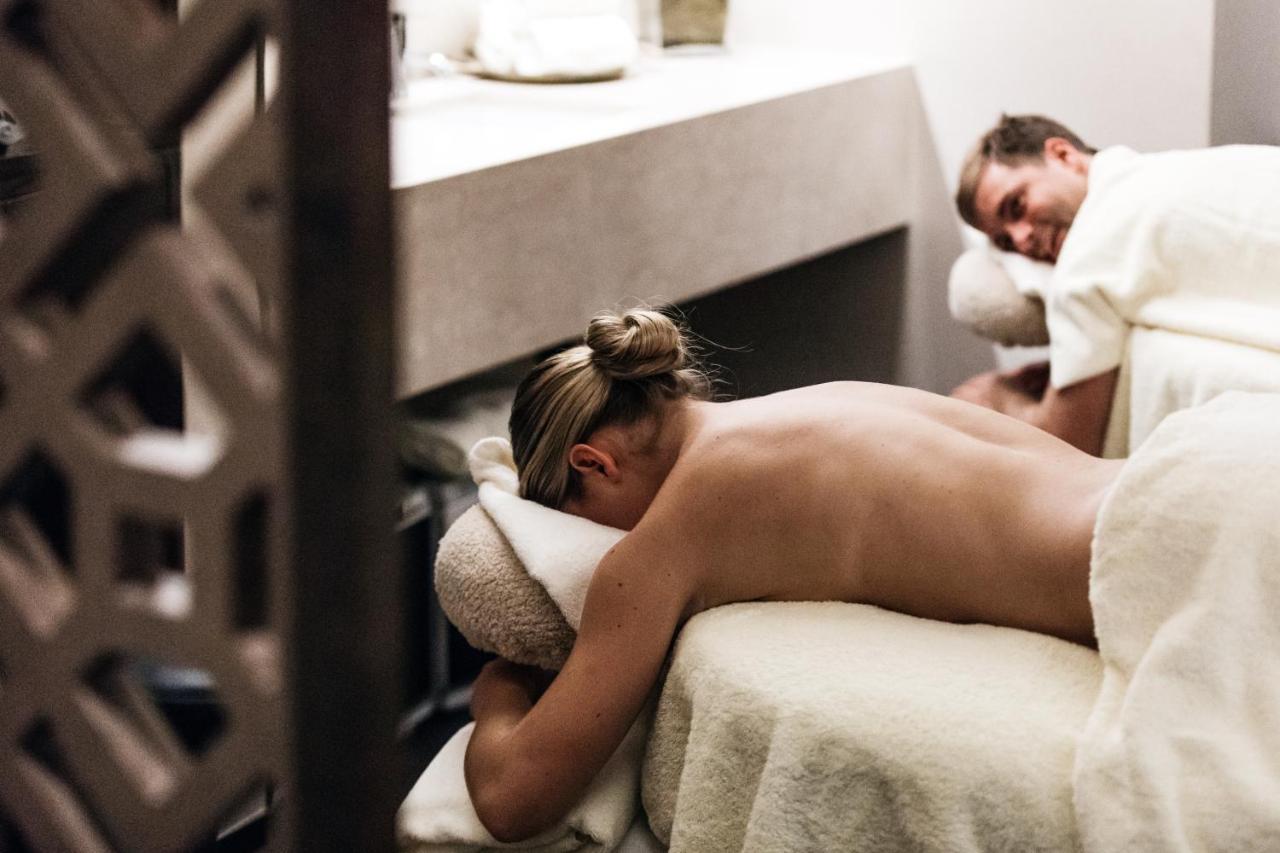 Shangri-La Сидни Екстериор снимка A couple receiving a massage at a spa